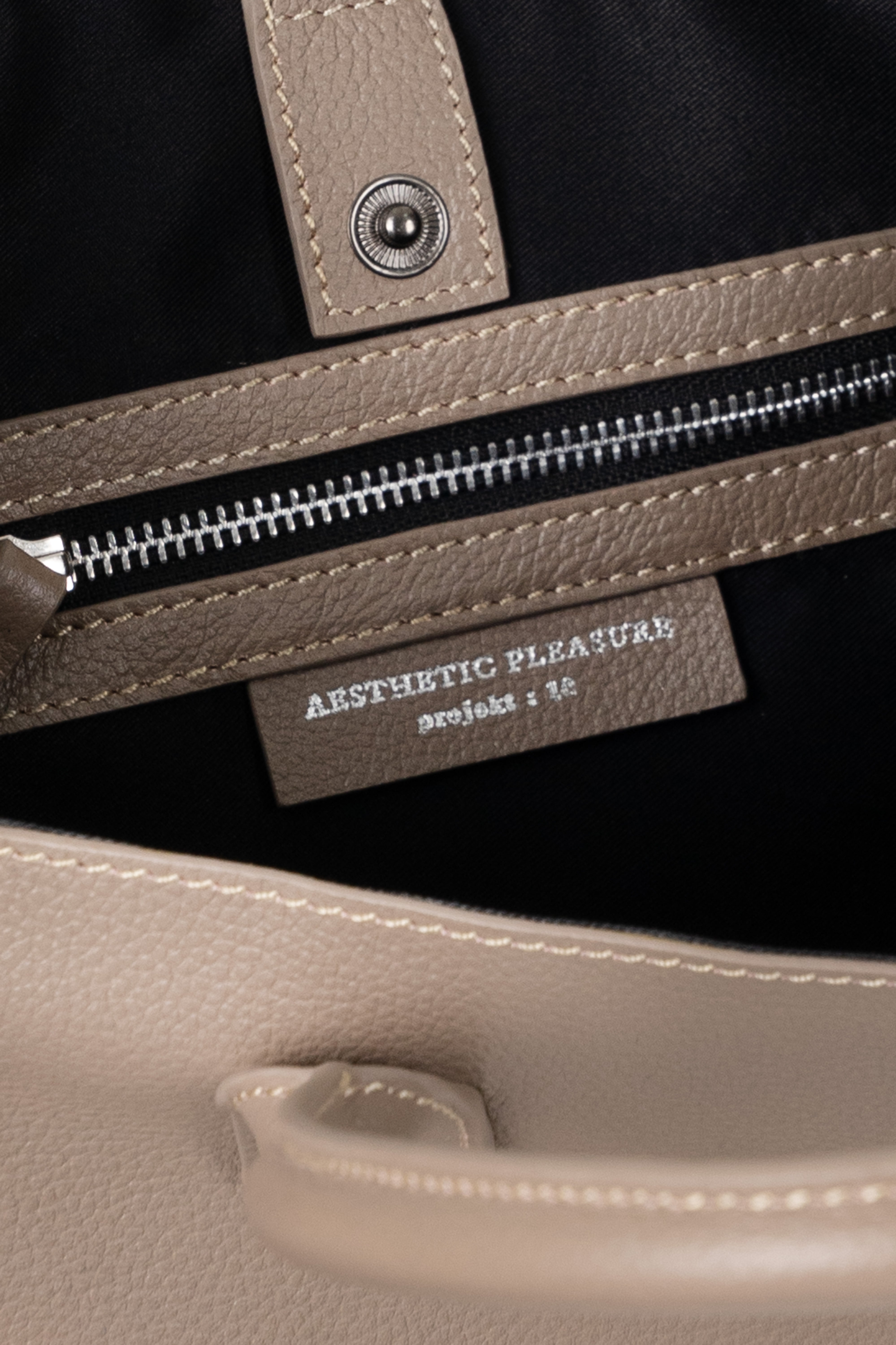 Closer Bag White Stitches Grain Taupe