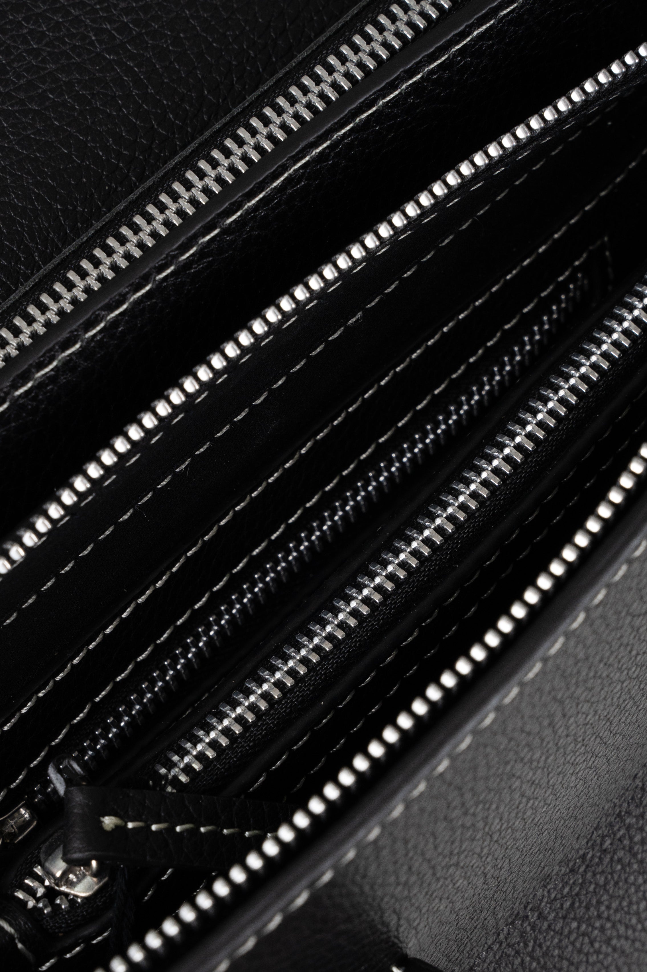 Mini Isolation Bag White Stitches Grain Black